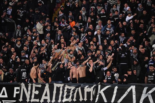 I tifosi del PAOK durante la partita di andata dei sedicesimi di finale di UEFA Europa League tra Udinese e PAOK giocata allo stadio Friuli il 16 febbraio 2012. (Foto di Dino Panato/Getty Images) Tensione e violenza prima di Lille-PAOK: scontri tra tifosi fuori dallo stadio- immagine 2