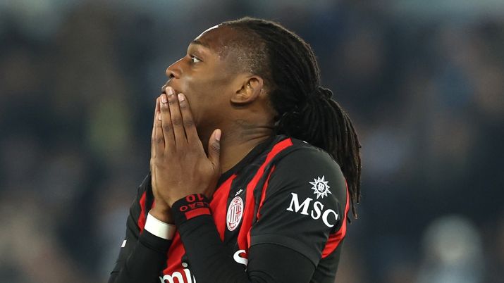 Milan, Leao adesso è di nuovo un caso: il rinnovo è in stand-by. E sul suo futuro ...