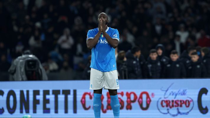 NAPLES, ITALY - FEBRUARY 10: Romelu Lukaku of SSC Napoli reacts after missing a penalty in the penalty shootout during the Coppa Italia match between SSC Napoli and Como 1907 at Stadio Diego Armando Maradona on February 10, 2026 in Naples, Italy. (Photo by Francesco Pecoraro/Getty Images) Lukaku resta in Belgio, ha avvisato stamattina il Napoli: il “suggerimento” del club – GdS - immagine 1