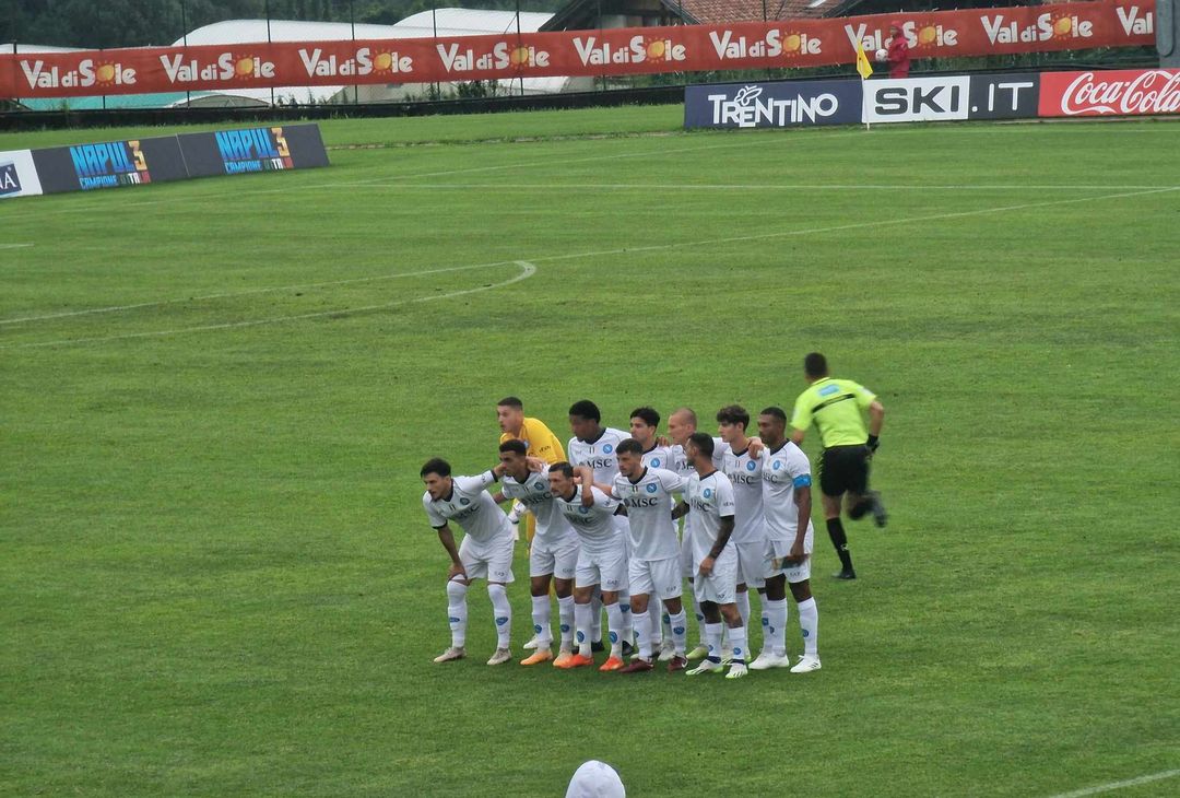 Il Napoli scende in campo per la prima con la seconda maglia scudettata