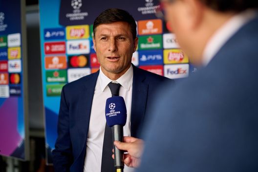 COMO, ITALY - JUNE 05: Javier Zanetti vice president of FC Internazionale speaks with the media during the mix zone interviews at UEFA Campions League Final media day at Appiano Gentile on June 05, 2023 in Como, Italy. (Photo by Mattia Ozbot - Inter/Inter via Getty Images) Zanetti: “Stiamo aspettando il grande momento. Forza Inter sempre!”- immagine 2