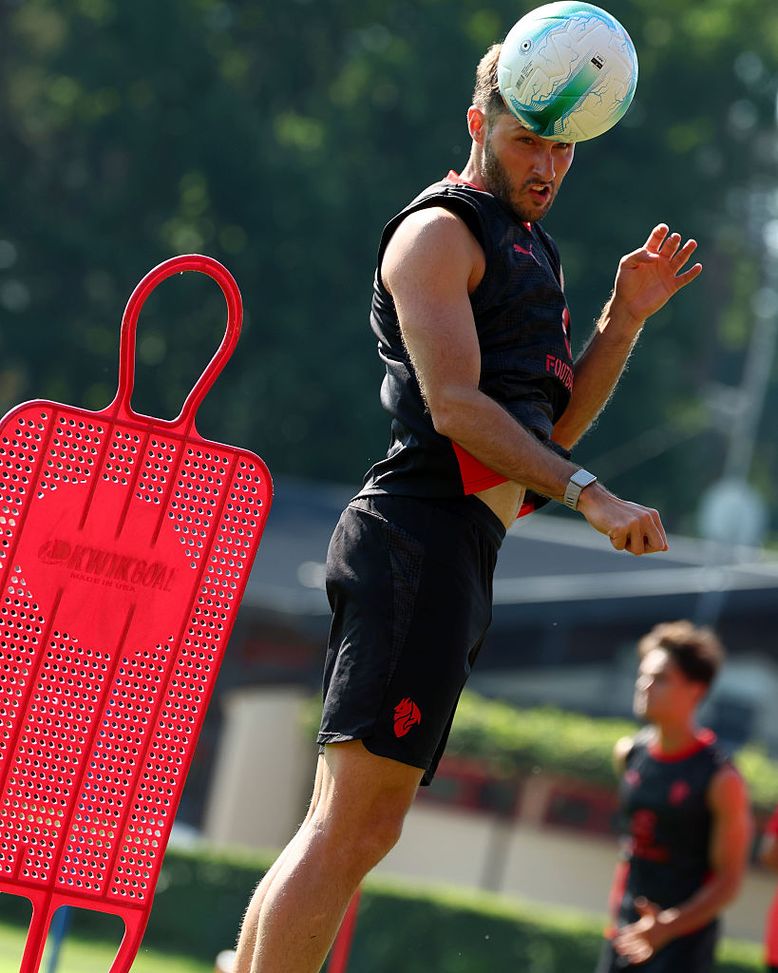 CAIRATE, ITALY - AUGUST 08: Santiago Gimenez of AC Milan in action during an AC Milan Training Session at Milanello on August 08, 2025 in Cairate, Italy. (Photo by Giuseppe Cottini/AC Milan via Getty Images) Gimenez: “Sogno di vincere lo Scudetto col Milan. Allegri? Unisce la squadra”- immagine 3