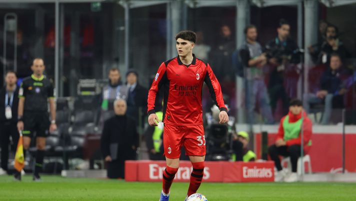 MILAN, ITALY - FEBRUARY 22: Davide Bartesaghi of AC Milan controls the ball during the Serie A match between AC Milan and Parma Calcio 1913 at Giuseppe Meazza Stadium on February 22, 2026 in Milan, Italy. (Photo by Francesco Scaccianoce/AC Milan via Getty Images) Bartesaghi: nuova posizione? La heatmap smentisce - immagine 1