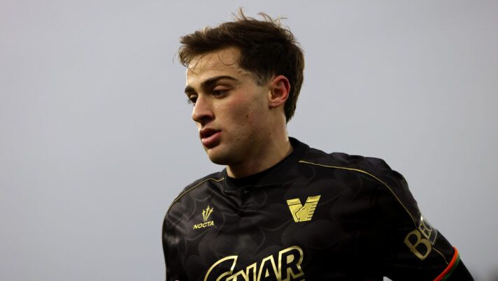 VENICE, ITALY - DECEMBER 22: Gaetano Oristanio of Venezia looks on during the Serie A match between Venezia and Cagliari at Stadio Pier Luigi Penzo on December 22, 2024 in Venice, Italy. (Photo by Maurizio Lagana/Getty Images) Venezia, Oristanio a parte oggi e non solo: in cinque hanno svolto lavoro personalizzato - immagine 1