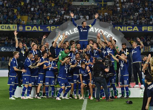 VERONA, ITALY - JUNE 02: Players of Hellas Verona celebrate the victory after the Serie B Playoff Final second leg match between Hellas Verona and AS Cittadella at Stadio Marcantonio Bentegodi on June 2, 2019 in Verona, Italy. (Photo by Giuseppe Bellini/Getty Images for Lega Serie B) Spezia-Verona, probabili formazioni: Zaffaroni e Semplici per la salvezza. C’è Verdi- immagine 3