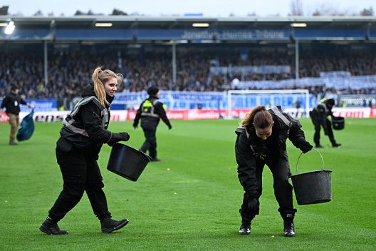 Il personale raccoglie oggetti lanciati sul campo dai tifosi che protestano contro la DFL (Associazione calcistica tedesca) durante la partita di calcio della prima divisione tedesca della Bundesliga tra SV Darmstadt 98 e VfL Stuttgart a Darmstadt, Germania occidentale, il 17 febbraio 2024 Dilettanti, campo squalificato per lancio di panini e ossa di bistecche- immagine 4
