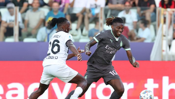 PARMA, ITALY - AUGUST 24: Rafael Leao of AC Milan competes for the ball with Woyo Coulibaly of Parma during the Serie match between Parma and Milan at Stadio Ennio Tardini on August 24, 2024 in Parma, Italy. (Photo by Claudio Villa/AC Milan via Getty Images) Finale Parma-Milan 2-1 - immagine 1