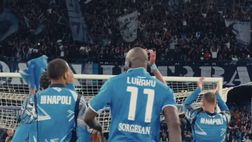 VIDEO Il Napoli sotto la Curva: e i tifosi fanno partire il coro per gli azzurri