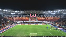 Coreografia da brividi per De Falchi. Vergognosi cori dei milanisti: “Fate ridere”