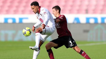 SALERNO, ITALY - JANUARY 08: Valentino Lazaro of Torino FC battles for possession with Domagoj Bradaric of Salernitana during the Serie A match between Salernitana and Torino FC at Stadio Arechi on January 08, 2023 in Salerno, Italy. (Photo by Francesco Pecoraro/Getty Images)