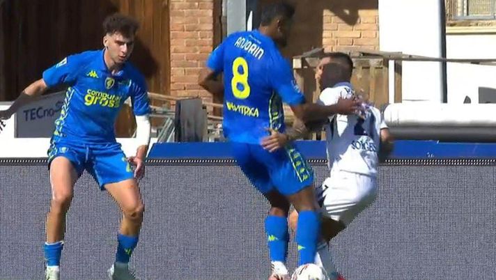 Contatto Politano-Anjorin, Marelli chiarisce: “Ecco perché il VAR non è intervenuto” Contatto Politano-Anjorin, Marelli chiarisce: “Ecco perché il VAR non è intervenuto” - immagine 1