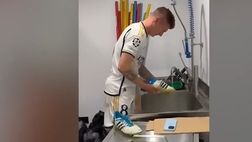VIDEO / Il rituale di Kroos: lava a mano le sue scarpe