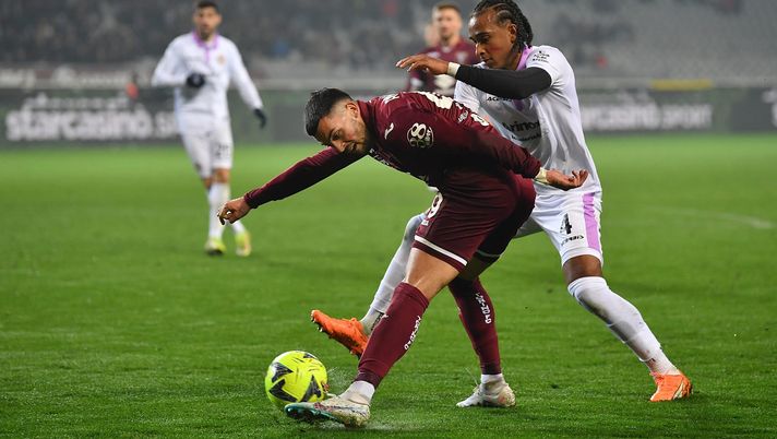 TURIN, ITALY - FEBRUARY 20: Nemanja Radonjic of Torino FC competes with Emanuel Aiwu of US Cremonese during the Serie A match between Torino FC and US Cremonese at Stadio Olimpico di Torino on February 20, 2023 in Turin, . (Photo by Valerio Pennicino/Getty Images) Torino, la reazione di Radonjic: “Credi in te stesso quando nessuno lo fa”- immagine 2