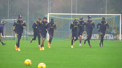 Il Verona corre sotto la pioggia: l’allenamento dei gialloblù