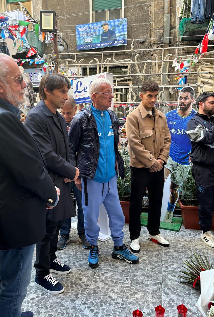 GALLERY L’omaggio a Maradona: Conte, ADL e Di Lorenzo fanno visita al murale - immagine 4