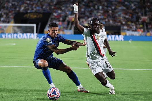 Jérémy Doku del Manchester City FC (a destra) sfida João Cancelo dell'Al Hilal (a sinistra) durante la partita degli ottavi di finale della Coppa del Mondo per Club FIFA 2025 tra Manchester City e Al-Hilal al Camping World Stadium il 30 giugno 2025 a Orlando, Florida Manchester City-Al Hilal, italiani in campo: da Koulibaly a Reijnders- immagine 2