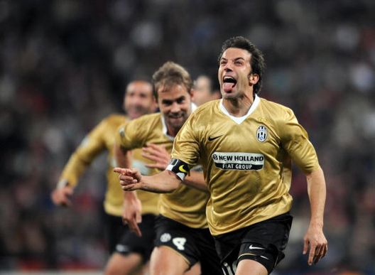Alessandro Del Piero dopo la rete del raddoppio contro il Real Madrid (Photo credit should read PIERRE-PHILIPPE MARCOU/AFP via Getty Images) Lazio-Juventus, guerra anche di stile: le maglie più iconiche dei due club- immagine 7
