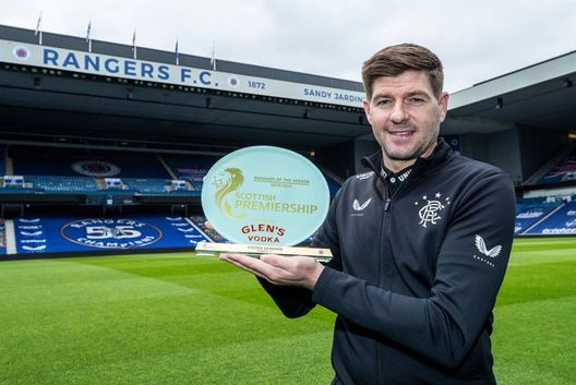 Steven Gerrard con il premio di Miglior allenatore della Scottish Premiership. Nuovo ruolo per Steven Gerrard: l’ex Liverpool è diventato nonno- immagine 2