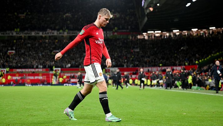 MANCHESTER, ENGLAND - NOVEMBER 01: Rasmus Hojlund of Manchester United looks dejected as he leaves the field at full-time following the team's defeat in the Carabao Cup Fourth Round match between Manchester United and Newcastle United at Old Trafford on November 01, 2023 in Manchester, England. (Photo by Michael Regan/Getty Images) la-storia-di-hojlund-e-la-trattativa-serrata-con-il-milan-rasmus-arriva-o-non-arriva