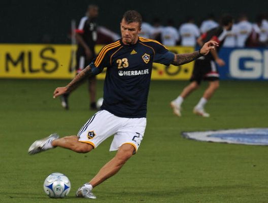 La stella britannica dei Los Angeles Galaxy David Beckham si riscalda prima dell'inizio di una partita della Major League Soccer (MLS) contro il DC United allo stadio RFK di Washington, il 22 agosto 2009 Los Angeles: le stelle europee che brillano in California- immagine 3