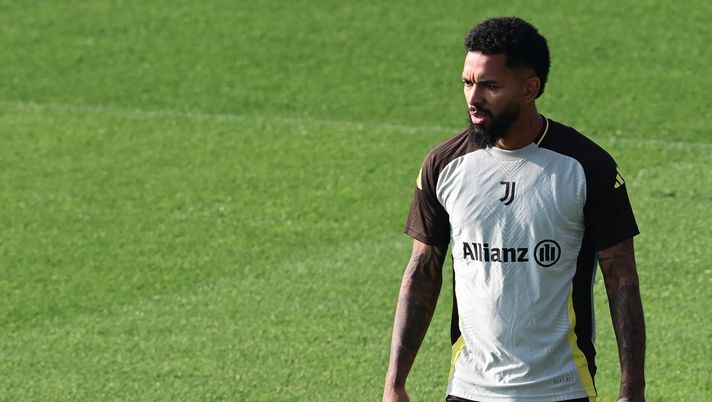 Juventus' Brazilian midfielder #26 Douglas Luiz takes part in a training session on the eve of the UEFA Champions League football match between Lille and Juventus, at the Juventus training center Continassa in Turin, on November 4, 2024. (Photo by MARCO BERTORELLO / AFP) (Photo by MARCO BERTORELLO/AFP via Getty Images) Juve, un flop da 50 milioni. Douglas Luiz è già in vendita a gennaio - immagine 1