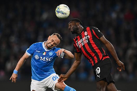 NAPLES, ITALY - APRIL 06: Youssouf Fofana of Milan competes for the ball with Stanislav Lobotka of Napoli during the Serie A at Stadio Diego Armando Maradona on April 06, 2026 in Naples, Italy. (Photo by Image Photo Agency/Getty Images) I gol di testa sono sempre più decisivi, ma in Serie A mancano quelli del Milan- immagine 3