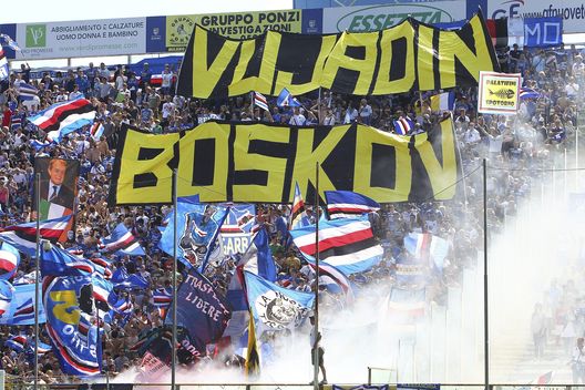 I tifosi della UC Sampdoria espongono uno striscione gigante per ringraziare Vujadin Boškov. (Foto di Marco Luzzani/Getty Images) ESCLUSIVA – Arturo Di Napoli: “Boškov maestro di vita, per lo scudetto occhio alla Champions”- immagine 3
