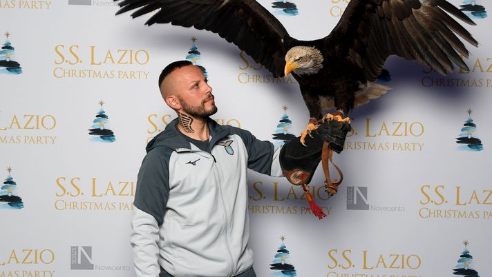 ROME, ITALY - DECEMBER 15: Lazio eagle Flaminia poses during the SS Lazio xmas party at the Spazio Novecento event on December 15, 2025 in Rome, Italy. (Photo by Marco Rosi - SS Lazio/Getty Images) Lazio, si avvicina il momento di Flaminia: l’annuncio del falconiere – VIDEO - immagine 1