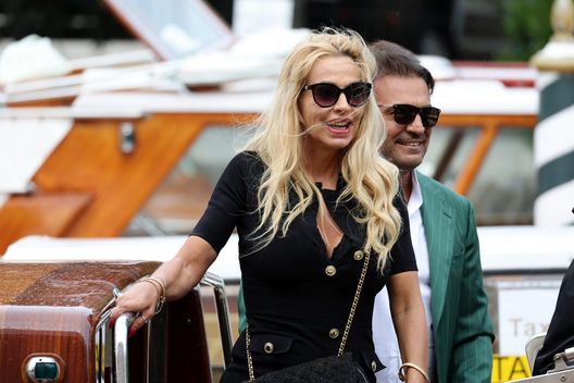 Getty Images Valeria Marini aggredita sulle scale di casa: l’uomo è stato denunciato. “Sono scossa, ma…”- immagine 2