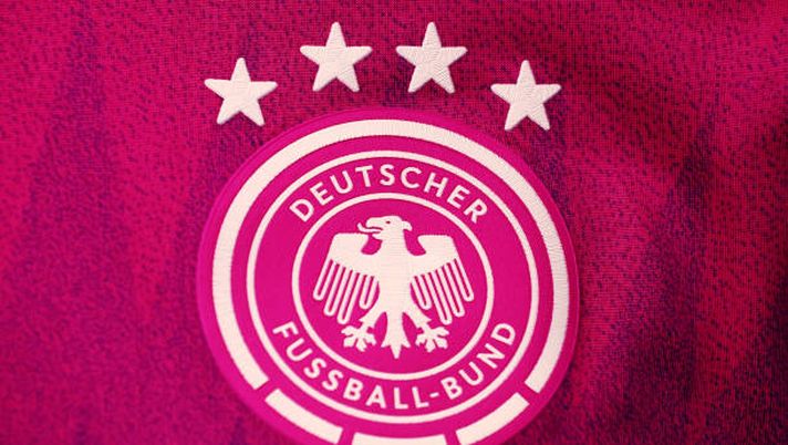 FRANKFURT AM MAIN, GERMANY - MARCH 21: A detailed view of the DFB logo on the new pink away jersey during a press conference of the German national soccer team at DFB-Campus on March 21, 2024 in Frankfurt am Main, Germany. (Photo by Alex Grimm/Getty Images) Germania, Federcalcio multata per evasione fiscale - immagine 1