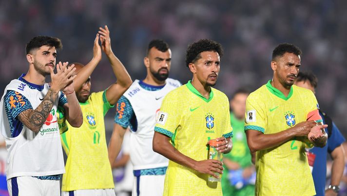 ASUNCION, PARAGUAY - SEPTEMBER 10: Marquinhos of Brazil (C) acknowledges fans after the team's defeat in the South American FIFA World Cup 2026 Qualifier match between Paraguay and Brazil at Estadio Defensores del Chaco on September 10, 2024 in Asuncion, Paraguay. (Photo by Christian Alvarenga/Getty Images) Brasile, la difficile corsa al Mondiale dei verdeoro: ora c’è il Cile - immagine 1
