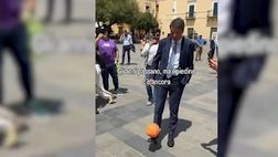 VIDEO / Renzi, che palleggi con il Super Tele: “Gli anni passano, ma il piedino c’è ancora”