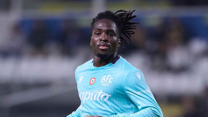 PARMA, ITALY - NOVEMBER 02: Jonathan Rowe of Bologna FC looks on during the Serie A match between Parma Calcio 1913 and Bologna FC 1909 at Stadio Ennio Tardini on November 02, 2025 in Parma, Italy. (Photo by Emmanuele Ciancaglini/Getty Images) Bologna, stop e cambio obbligato all’intervallo per Rowe: cos’è successo - immagine 1