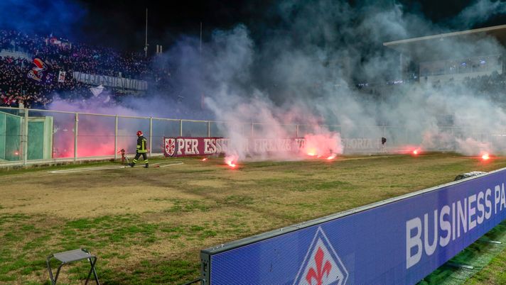 GERMOGLI PH: 21 DICEMBRE 2025 FIRENZE STADIO ARTEMIO FRANCHI SERIE A FIORENTINA VS UDINESE NELLA FOTO FUMOGENI Gazzetta: “Fiorentina salva, ma il Franchi si ribella” - immagine 1