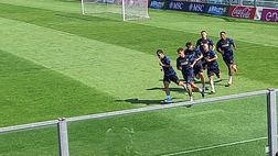 GALLERY Il Napoli corre a Castel di Sangro: un tifoso grida a Lobotka: “Vai Iniesta!”