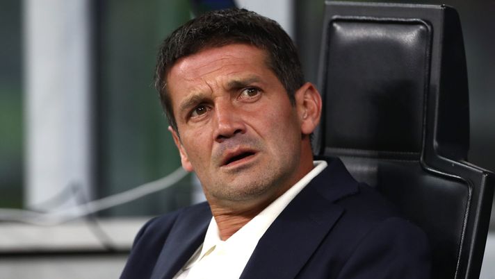 MILAN, ITALY - SEPTEMBER 30: FC Internazionale coach Cristian Chivu looks on before the UEFA Champions League 2025/26 League Phase MD2 match between FC Internazionale Milano and SK Slavia Praha at Stadio San Siro on September 30, 2025 in Milan, Italy. (Photo by Marco Luzzani/Getty Images) Inter Chivu
