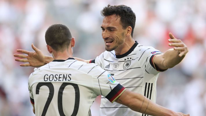 MUNICH, GERMANY - JUNE 19: Robin Gosens of Germany celebrates with Mats Hummels after scoring their side's fourth goal during the UEFA Euro 2020 Championship Group F match between Portugal and Germany at Football Arena Munich on June 19, 2021 in Munich, Germany. (Photo by Alexander Hassenstein/Getty Images) Gosens assolve e consola Hummels: “Non lo auguri a nessuno un periodo così” - immagine 1