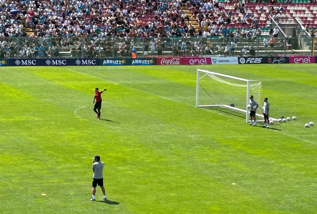 Partitella in famiglia a campo ridotto agli ordini di Conte