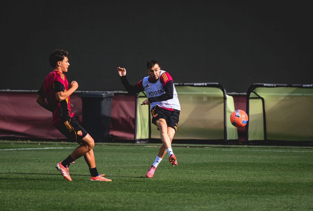 Trigoria, Roma in campo per l’allenamento del venerdì – FOTO GALLERY - immagine 37