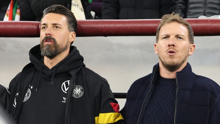 BUDAPEST, HUNGARY - NOVEMBER 19: Julian Nagelsmann, head coach of Germany looks on next to assistent coach Sandro Wagner during the UEFA Nations League 2024/25 League A Group A3 match between Hungary and Germany at on November 19, 2024 in Budapest, Hungary. (Photo by Alexander Hassenstein/Getty Images) Finisce l’esperienza di Sandro Wagner all’Augsburg: arriva la rescissione del contratto - immagine 1