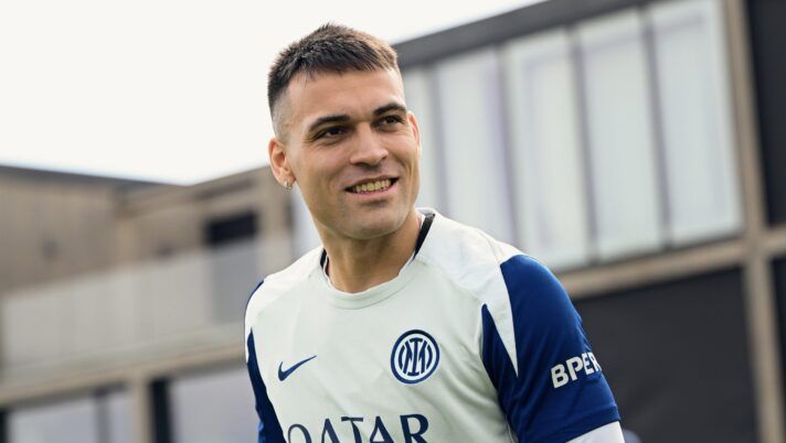 COMO, ITALY - APRIL 01: Lautaro Martinez of FC Internazionale smiles during the FC Internazionale training session at BPER Training Centre at Appiano Gentile on April 01, 2026 in Como, Italy. (Photo by Mattia Pistoia - Inter/Inter via Getty Images) ULTIM’ORA – Inter, tutto l’allenamento in gruppo per Lautaro! Per Thuram e Mkhitaryan… - immagine 1