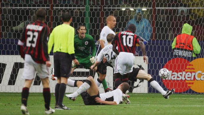 MILAN, ITALY - MAY 02: Clarence Seedorf of AC Milan (10) scores their second goal during the UEFA Champions League semi final, second leg match between AC Milan and Manchester United at the San Siro stadium on May 2, 2007 in Milan, Italy. (Photo by Mike Hewitt/Getty Images)