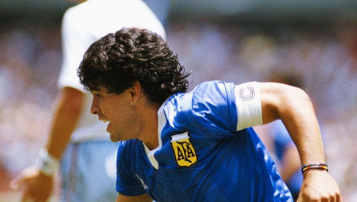 MEXICO CITY, MEXICO - JUNE 22: Diego Maradona of Argentina turns to celebrate after scoring the first goal as England defender Gary Stevens looks towards the linesman during the FIFA 1986 World Cup match between Argentina and England at the Azteca Stadium in Mexico City, Mexico on June 22, 1986, the goal was later to be known as 'The Hand of God'. (Photo by Mike King/Allsport/Getty Images) Troglio e l’aneddoto su Maradona: “Mentre ero alla Lazio…” - immagine 1