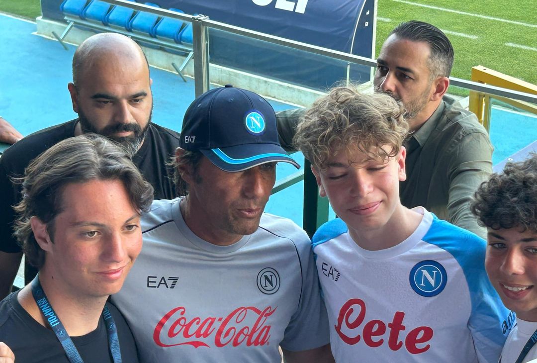 GALLERY Conte salta in tribuna tra il pubblico: selfie e scatti con i supporter - immagine 5