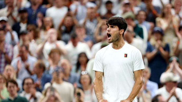 LONDON, ENGLAND - JULY 06: Carlos Alcaraz of Spain celebrates winning match point against Andrey Rublev during the Gentlemen's Singles fourth round match on day seven of The Championships Wimbledon 2025 at All England Lawn Tennis and Croquet Club on July 06, 2025 in London, England. (Photo by Clive Brunskill/Getty Images) Wimbledon, semifinale Alcaraz-Fritz: nei precedenti mancano le sfide Slam - immagine 1
