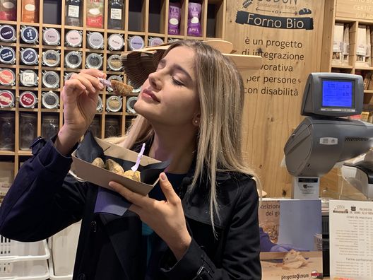 SOBON FORNO BIO - Chiamata anche la pasticceria del pane, qui si trova la vera farina integrale, dove non viene scartata nessuna parte del chicco di grano (germe compreso). Ci sono poi le polpette iper-salutari fatte con ingredienti tipici delle zone del mondo dove c'è la più alta aspettativa di vita. Per intenditori PADOVA GOURMET | Le migliori botteghe sotto il Salone nel 2020- immagine 5