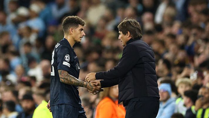 MANCHESTER, ENGLAND - SEPTEMBER 18: Giovanni Di Lorenzo of Napoli is greeted by Antonio Conte, Head Coach of Napoli, as he leaves the pitch after being shown a red card for a foul on Erling Haaland of Manchester City (not pictured) during the UEFA Champions League 2025/26 League Phase MD1 match between Manchester City and SSC Napoli at City of Manchester Stadium on September 18, 2025 in Manchester, England. (Photo by Dan Istitene/Getty Images) Napoli, 4 in pagella da Gazzetta a Di Lorenzo: la spiegazione della bocciatura pesante - immagine 1