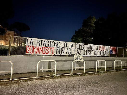 Friedkin, striscioni di polemica: “La Roma ai romanisti, non agli azionisti” Friedkin, striscioni di polemica: “La Roma ai romanisti, non agli azionisti” - immagine 1