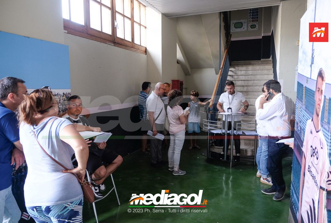 FOTO Palermo, fila al Barbera. Tifosi ritirano la tessera dell’abbonamento (GALLERY) - immagine 18