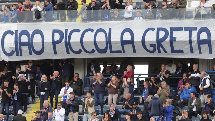 EMPOLI, ITALY - APRIL 20: Fans of Empoli FC with banner of the little fan Greta who died against the cause of an incurable disease during the Serie A match between Empoli and Venezia at Stadio Carlo Castellani on April 20, 2025 in Empoli, Italy. (Photo by Gabriele Maltinti/Getty Images) FOTO – Un mazzo di fiori e un applauso infinito: l’Empoli saluta la piccola Greta - immagine 1